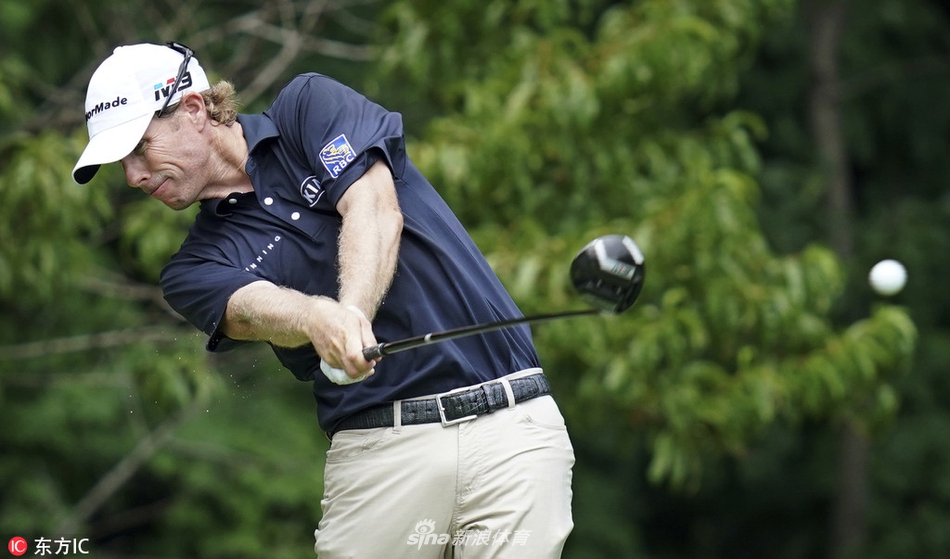 迈克尔金在强鹿精英赛第三轮中优雅完成一次铁杆攻果岭击球，动作流畅而稳定，展现出极佳的技术状态。