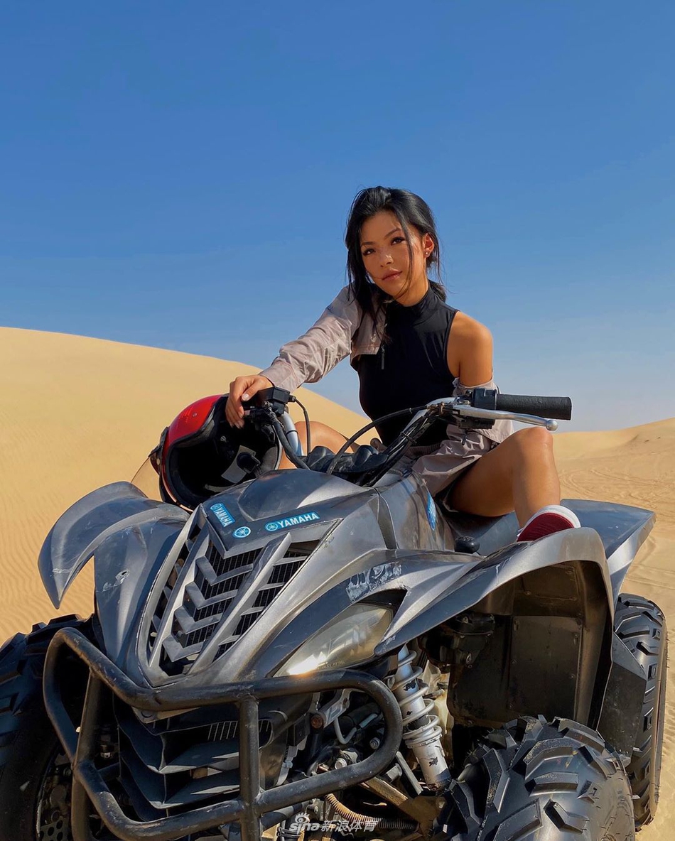 何沐妮近距离肖像，精致妆容下眼神灵动，细腻的光影勾勒出她立体的五官与柔和的面部线条。