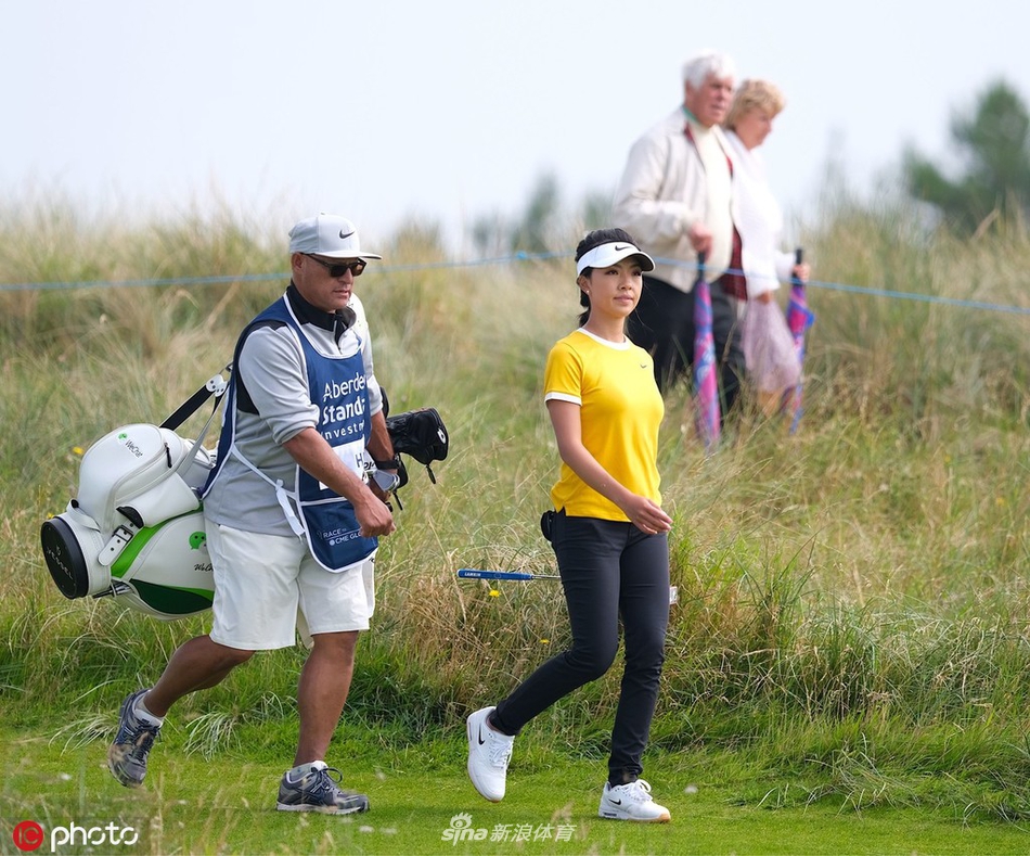 何沐妮迎着风走向下一个发球台,身影坚定,展现出不惧挑战的运动员姿态。
