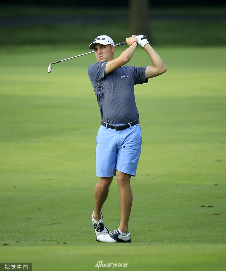 菲尔·米克尔森展示招牌短杆技巧，沙坑救球后小球轻柔落向旗杆，他脸上露出自信的微笑