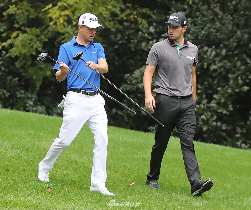 黄昏时分球手背影与奥古斯塔会所相映，沉淀一日练习的思考与憧憬