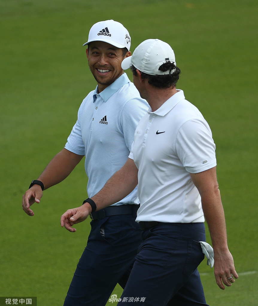 麦克罗伊在成功推入制胜一推后,紧握拳头仰天长啸,尽情释放压力与夺冠的狂喜。