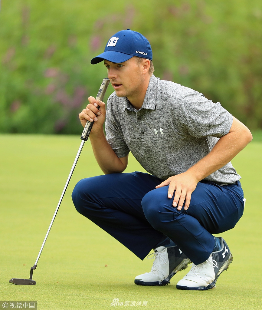 赛场背景中,醒目的联邦快递杯季后赛和北美信托赛标识在阳光下格外显眼,烘托出大赛的紧张氛围。