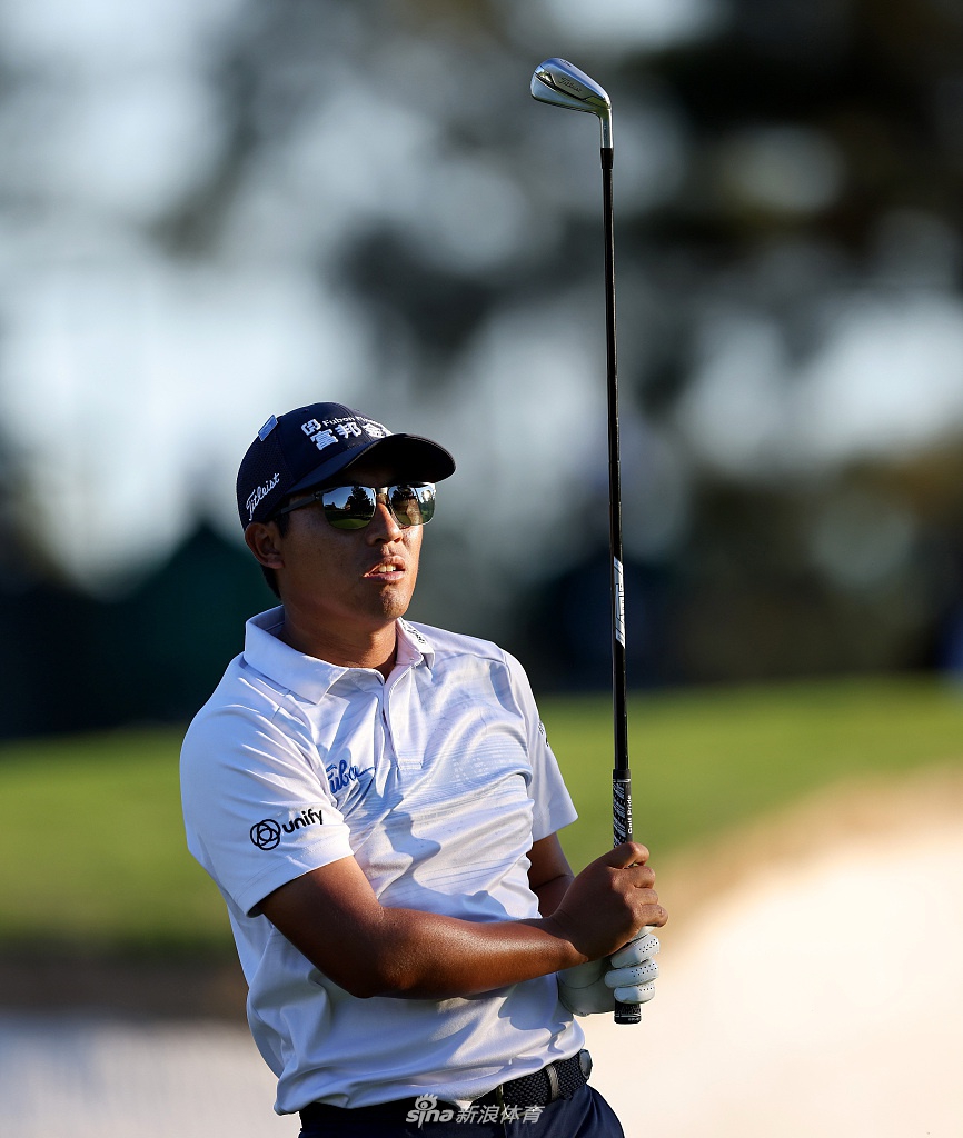 从独特视角俯瞰奥古斯塔球场，展现其精心设计的球道布局与自然之美