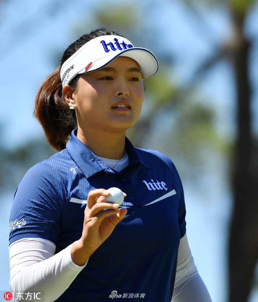 內莉·科达优雅挥杆瞬间，身姿挺拔，球杆在阳光下划出完美弧线