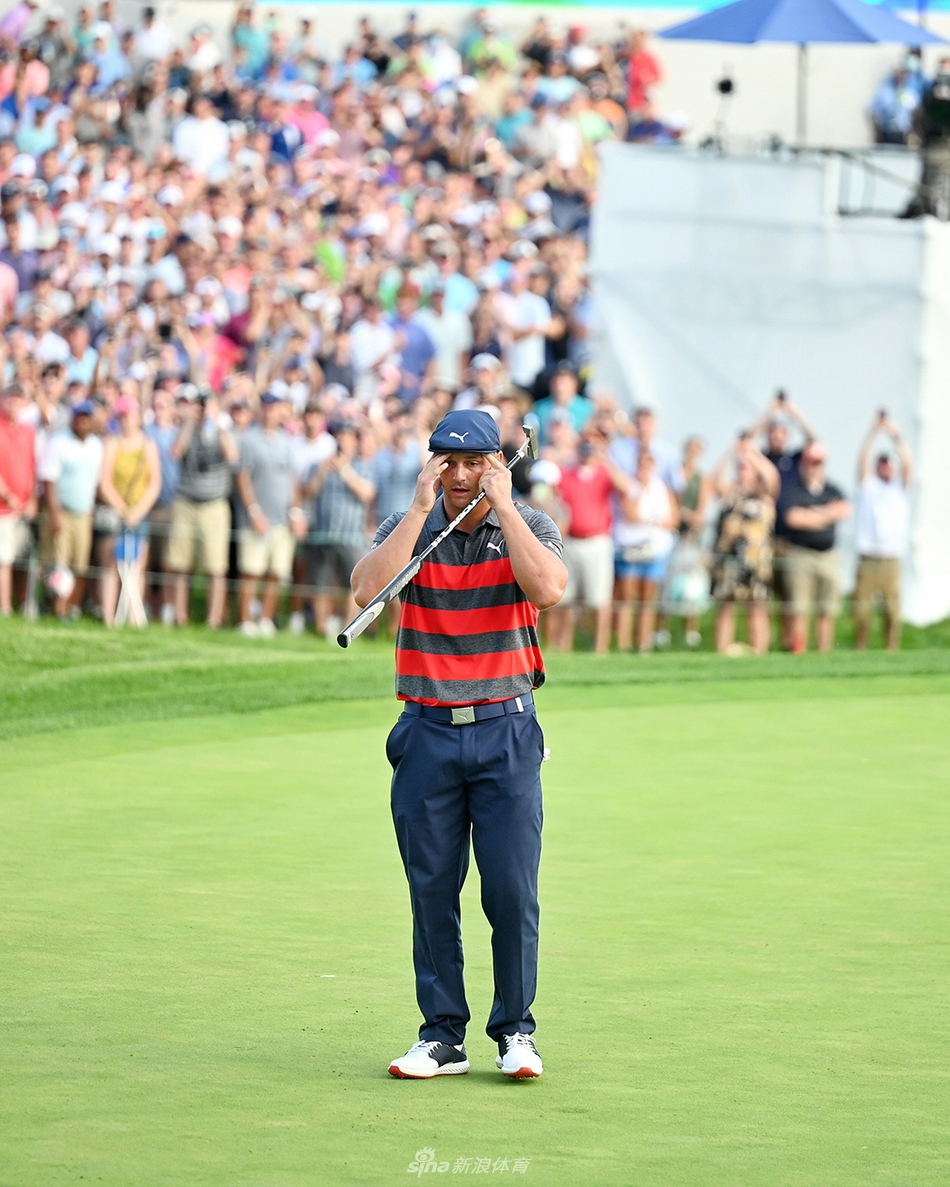 坎特利高举BMW锦标赛冠军奖杯，灿烂笑容与银色奖杯在阳光下交相辉映