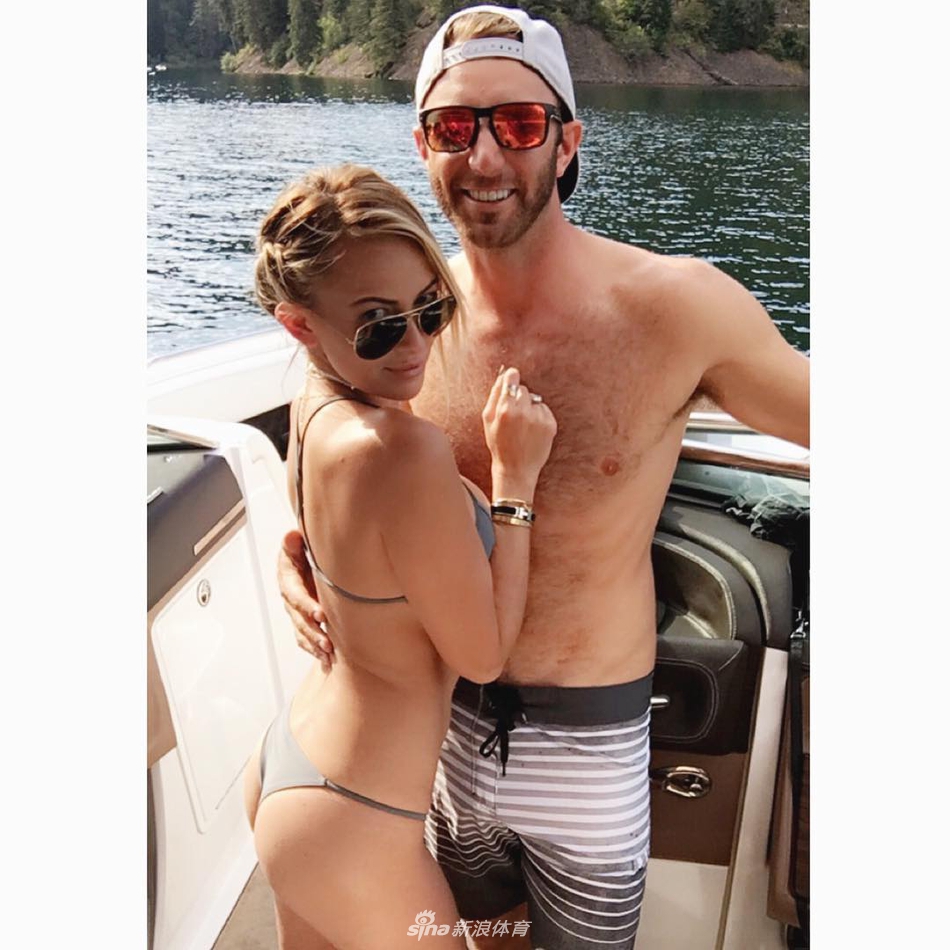 一张亲密的黑白合影，捕捉了达斯汀与宝琳娜往日笑容中的甜蜜与默契。