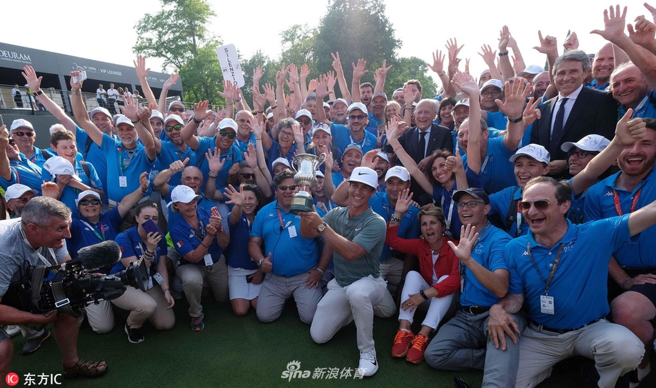 屈居亚军的弗朗西斯科·莫里纳利在颁奖仪式上手持奖盘，向热情的主场观众挥手致意，眼神中流露出些许遗憾与感激。