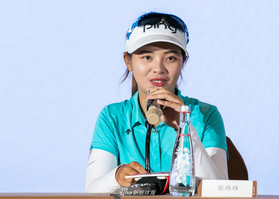 现场展示着赛事奖杯,灯光下奖杯熠熠生辉,象征着荣誉与即将到来的激烈角逐。