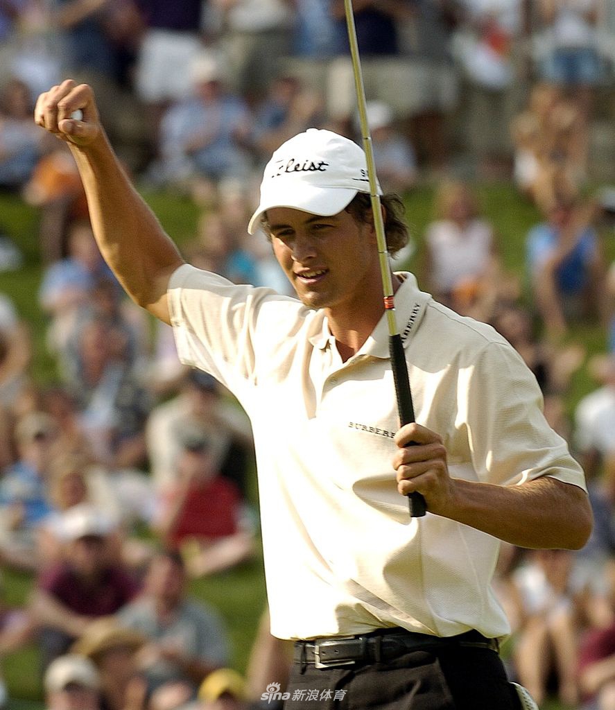 夺冠时刻,香槟的泡沫与喜悦的呼喊一同迸发,金色的奖杯是无数汗水与拼搏的最佳见证