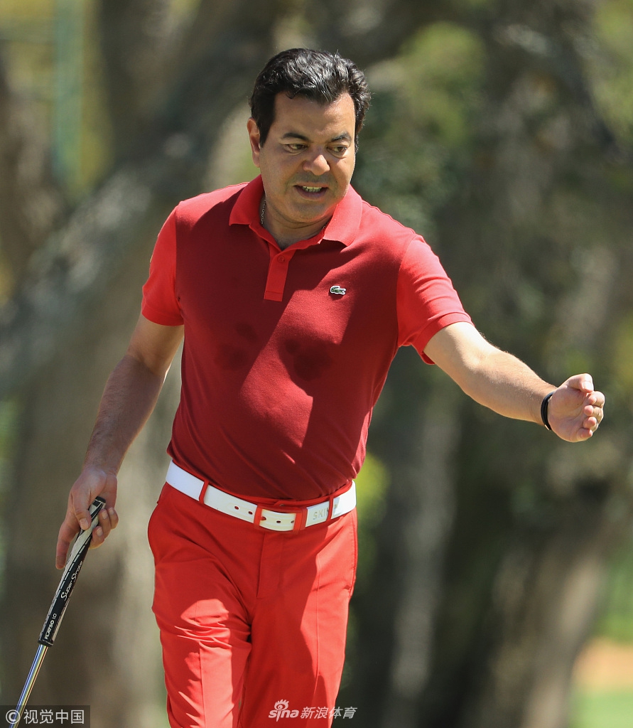 拉希德王子与欧洲巡回赛球星们并肩而行，在练习日阳光下交流合影