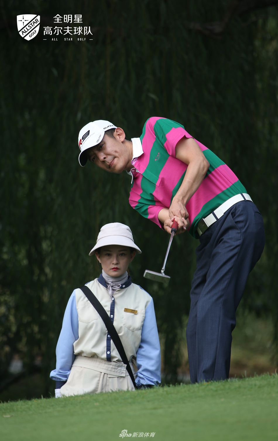 颁奖时刻，冠军笑容满面高举奖杯，金色奖杯与喜悦之情交相辉映