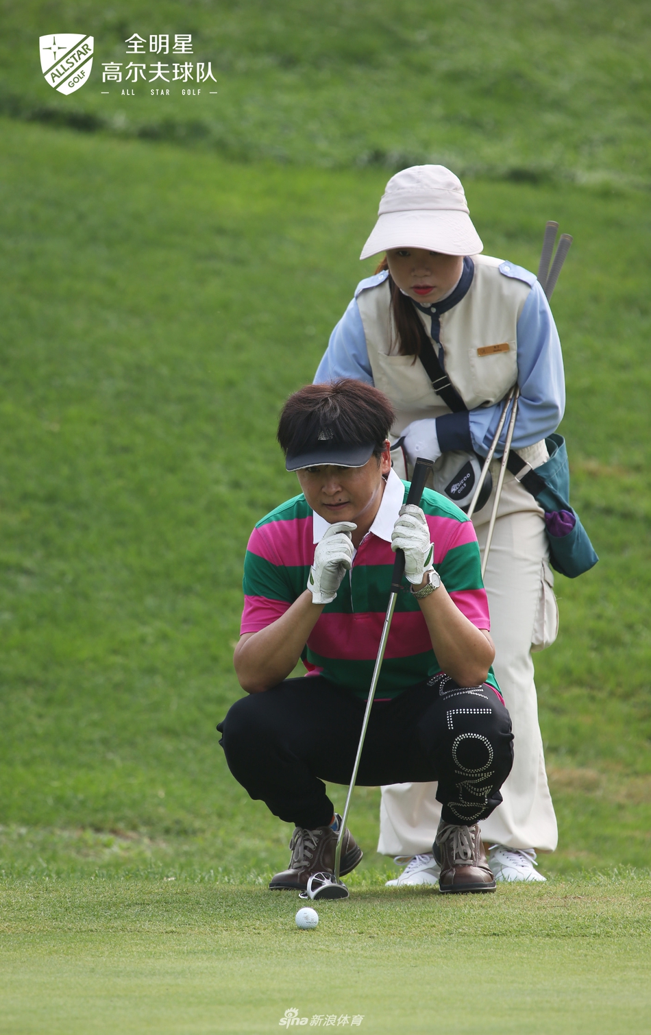 午后的阳光中，球员完成一记漂亮的沙坑救球，沙粒飞扬如金