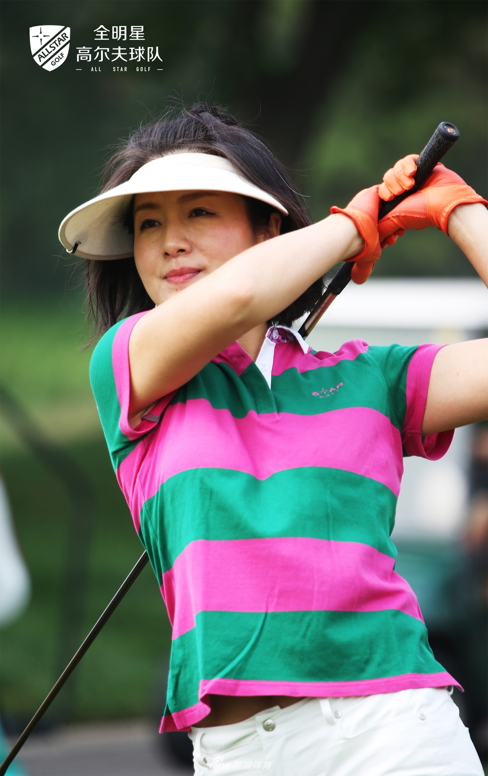 一位球员凝神静气，在果岭边细致观察线路，准备关键一击