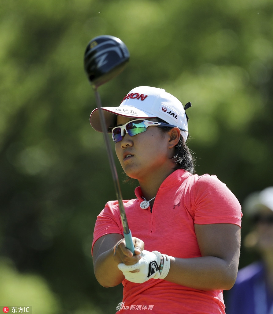 李旻智向观众挥手致意，脸上洋溢着冠军的自信与亲和力