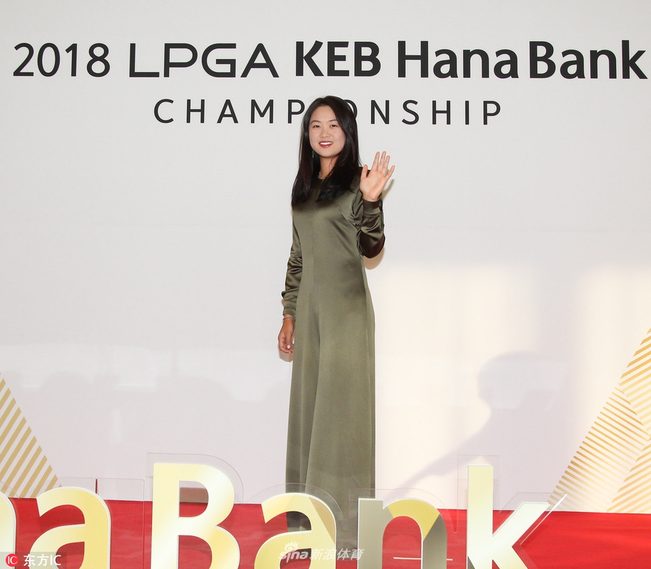 另一位球员完成一记漂亮的击球后，面带微笑地抬头眺望球的落点，自信与满意的神情洋溢在脸上，展现了顶级运动员在训练中的专注与享受。