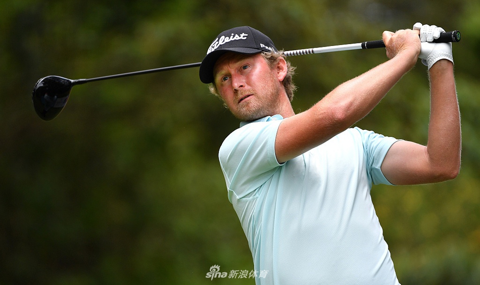 凯伦乡村俱乐部全景，广阔的球道与起伏的果岭在蓝天白云下延伸，风景如画。