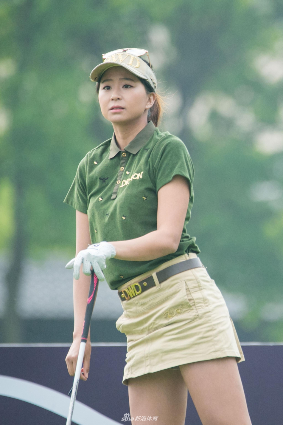 中国小将张玥在果岭上仔细阅读推杆线路,沉稳的姿态预示着她光明的职业未来
