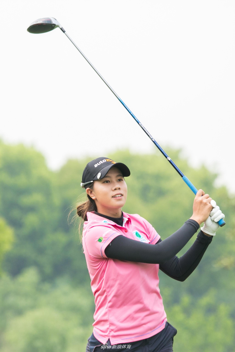 观众在绿茵环绕的场边驻足观看,沉浸在紧张而优雅的高尔夫赛事氛围之中