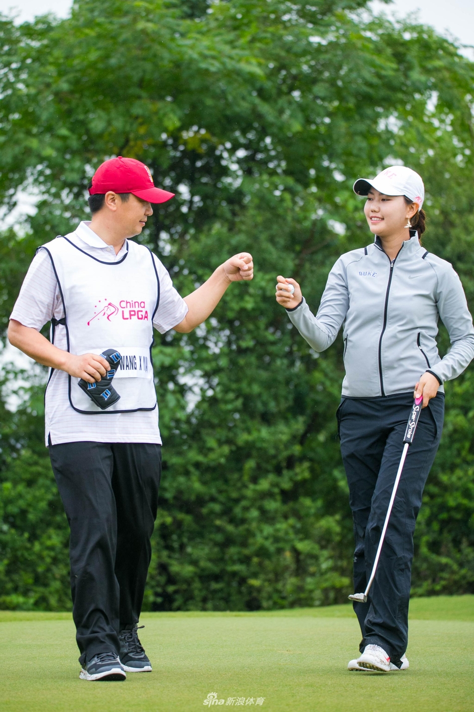 金蔓果岭边优雅切杆，阳光为她镀上一层金色轮廓