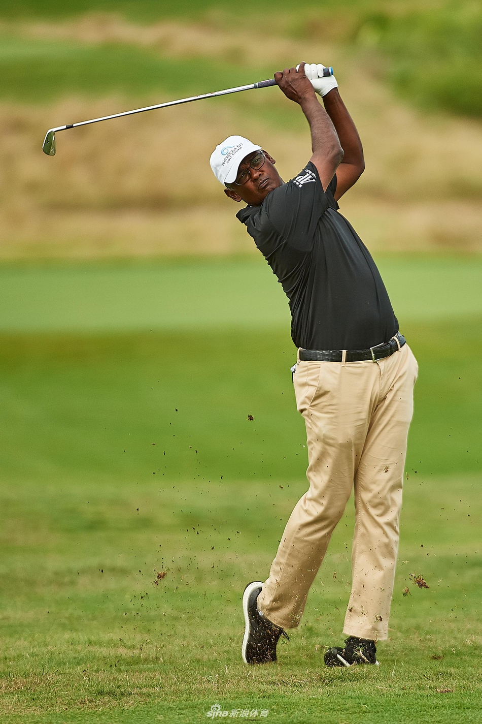 本土传奇维杰·辛格在比赛中开球,尽管状态挣扎,他作为球场设计者和民族英雄仍备受尊敬。