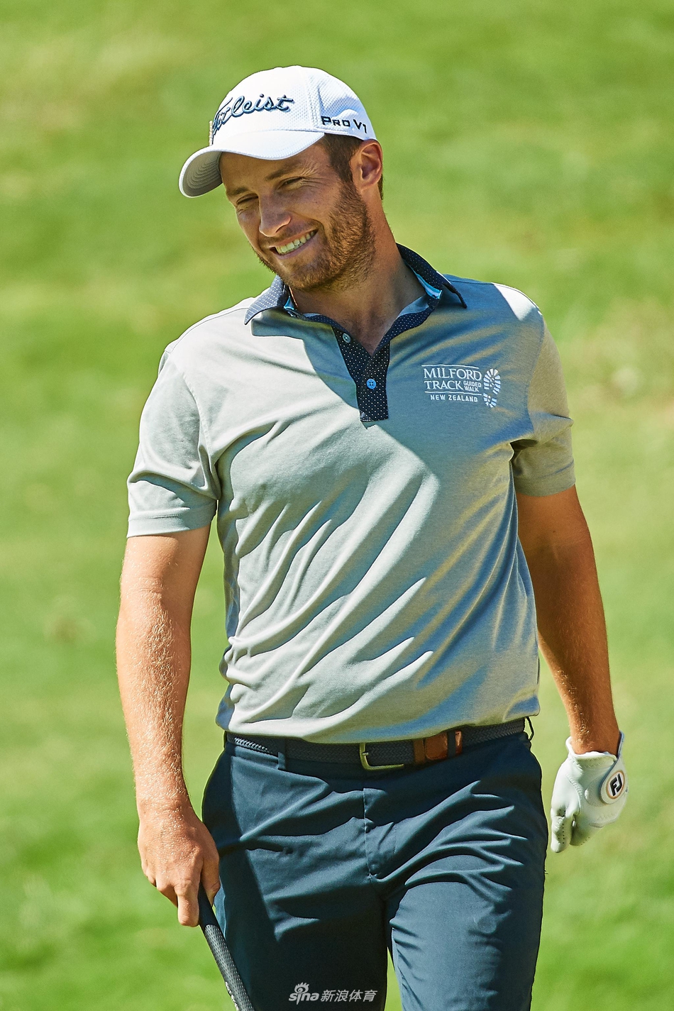 冠军布拉在赛后与身着传统草裙的斐济当地表演者合影，文化交融的欢乐场面为赛事画上了圆满句号