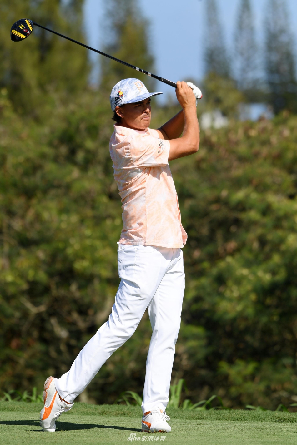 卡帕鲁瓦种植园球场气势恢宏的俯瞰图，球道在苍翠的山峦与蔚蓝的海洋之间蜿蜒。