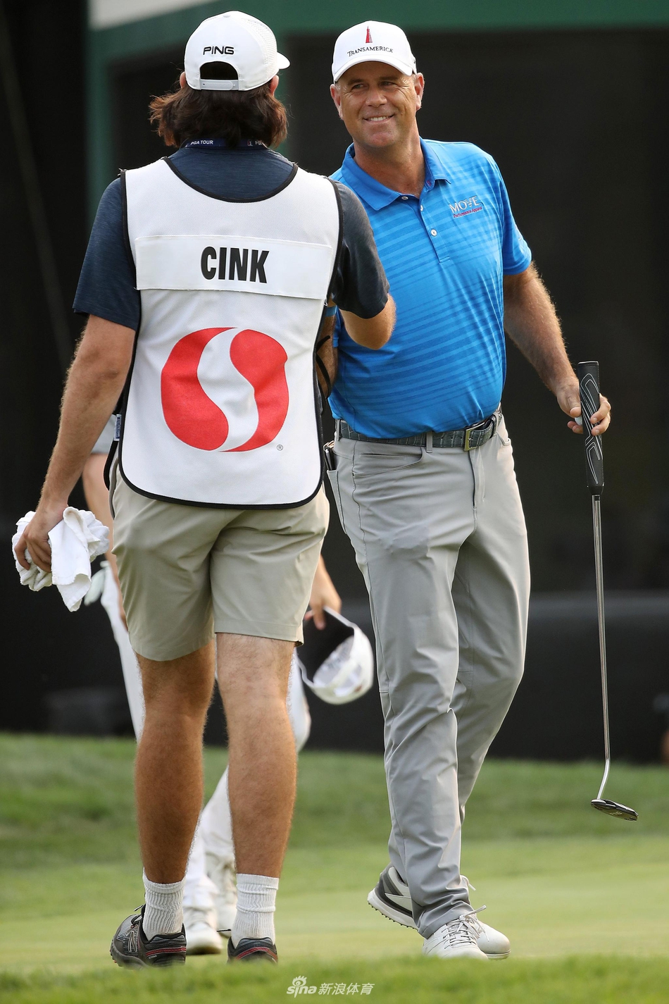 辛克的儿子里根背着高尔夫球包走在球道上，神情专注地望向远方，俨然一位专业球童的模样，父子并肩作战的画面无比温馨。