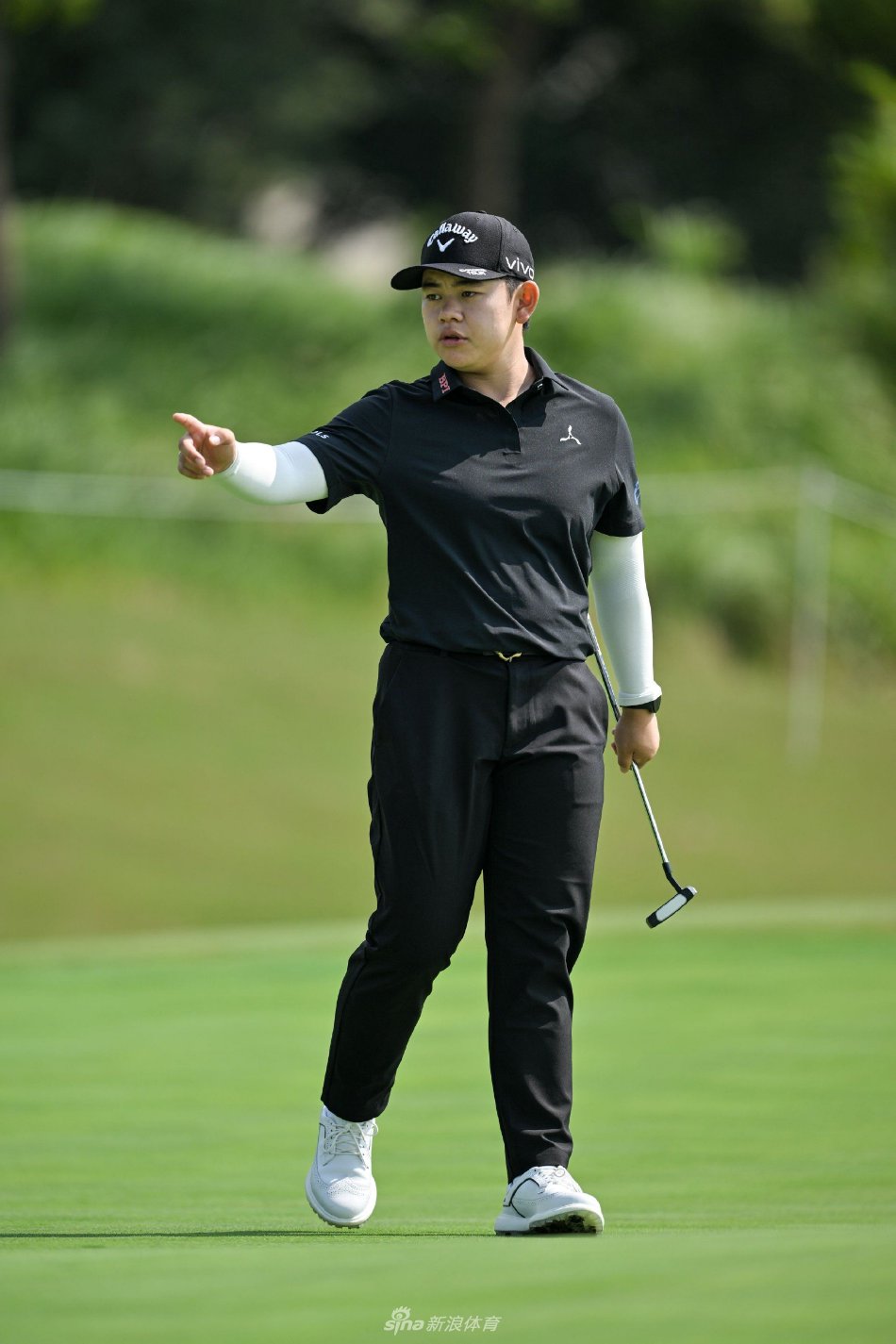 林希妤在练习场远眺,夕阳余晖中勾勒出她专注而优美的轮廓