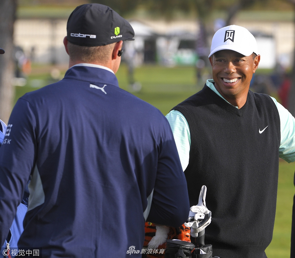 赛事全景,里维埃拉俱乐部绿意盎然的球道与远处洛杉矶的城市景观相映成趣