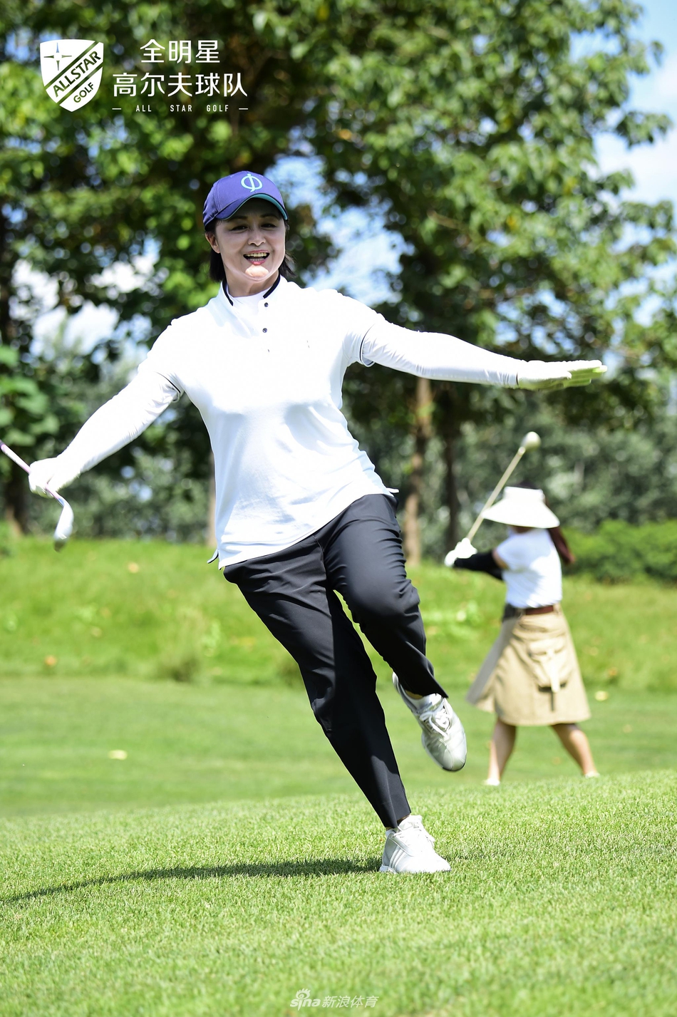 绿荫环绕的发球台，一位球手完成标准流畅的收杆动作，姿态稳定而自信，仿佛与周围环境融为一体