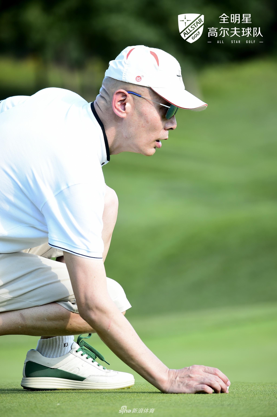 球道之上，一位女球手优雅侧身，专注凝视远方果岭，手中的球杆与宁静的球场构成和谐画面