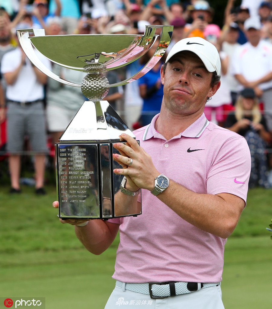 麦克罗伊挥拳激情庆祝,身后广阔的东湖球场与观众席成为背景,展现出冠军的磅礴气势。