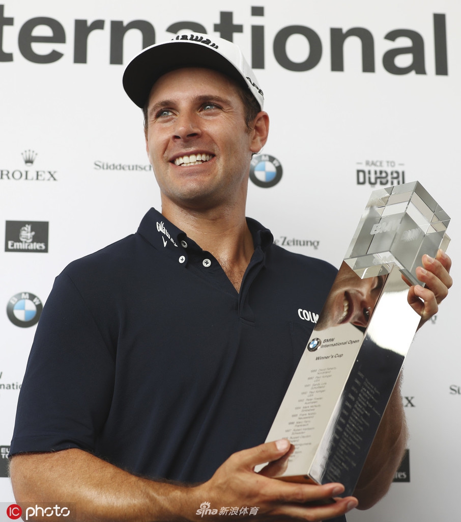 冠军帕万在签名区欣然为球迷签名,脸上挂着亲切而满足的笑容