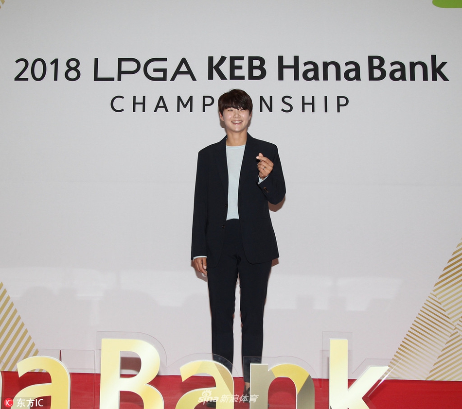 赛场一角，清晰的韩亚银行LPGA锦标赛标识立于草地上，远处是开阔的球场与晴朗的天空，完美预示着一次高水平、高规格的高尔夫盛会即将拉开帷幕。