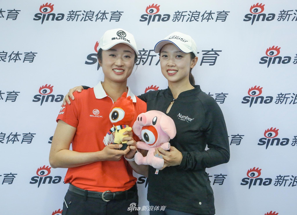 黎佳韵与刘钰在演播间相视而笑，正准备开始一场趣味与真诚并存的‘真心话’对话。