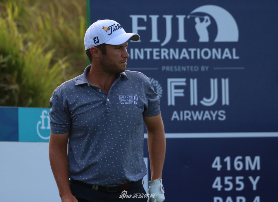 新西兰领先者本·坎贝尔在球道上挥杆,动作流畅充满力量,手握四杆优势的他志在必得。