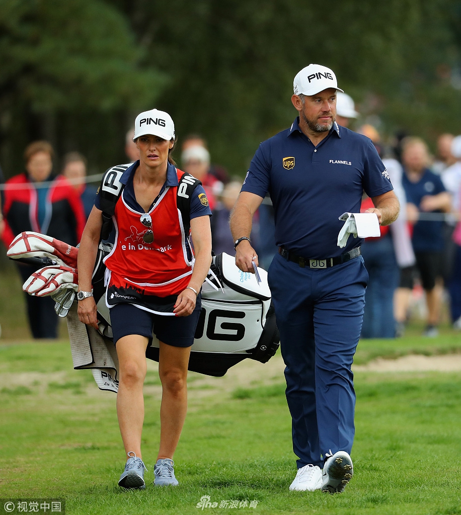 比赛关键时刻，维斯特伍德俯身仔细观察果岭草纹，为关键一推做最后准备。