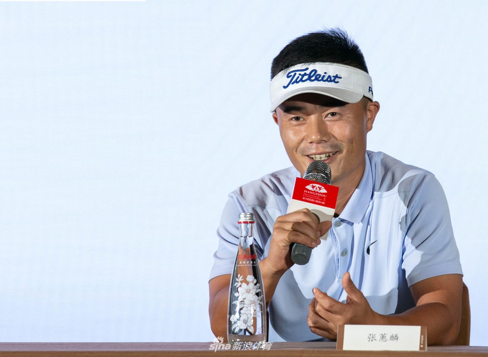 富春山居球场秀丽风光作为发布会背景,青山绿水与高尔夫球场完美融合,宛如一幅动态的《富春山居图》。