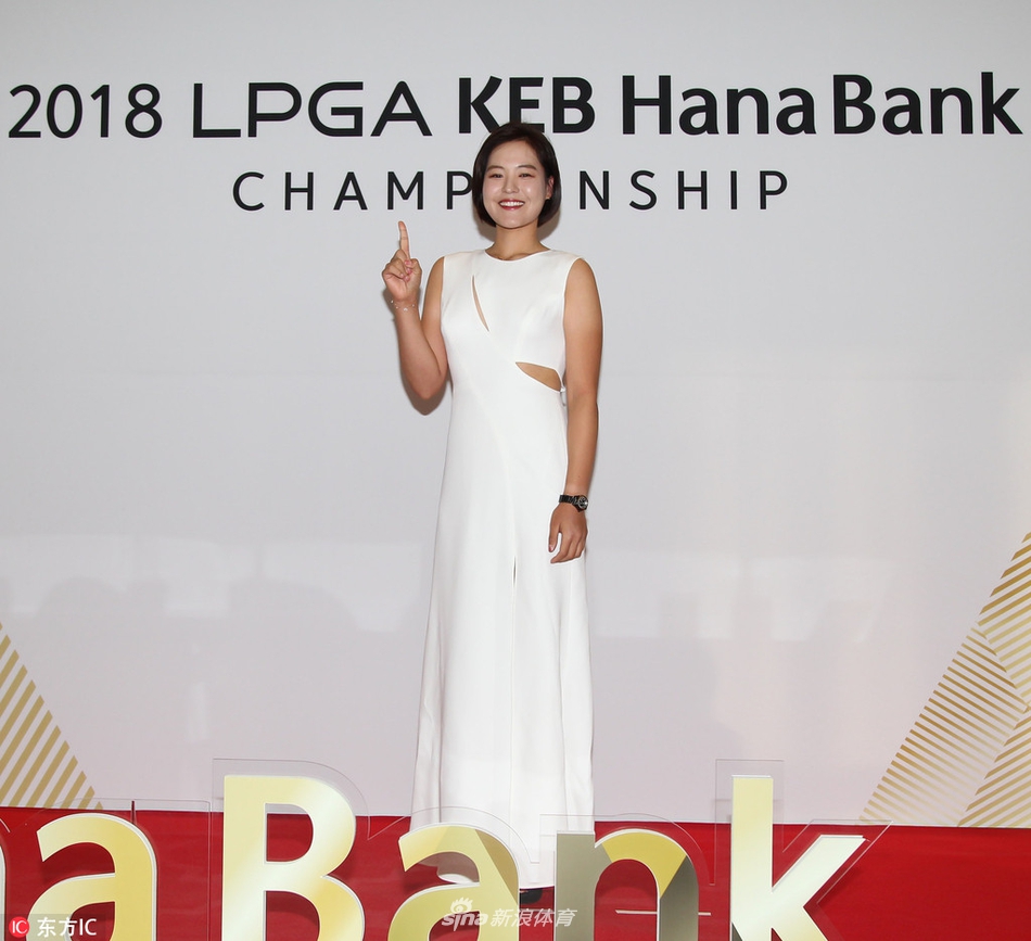2018年韩亚银行LPGA锦标赛现场，巨幅赛事背景板前，各国高尔夫女将们神采奕奕，她们或专注热身，或轻松交谈，展现出大赛前的自信风采与友好氛围。