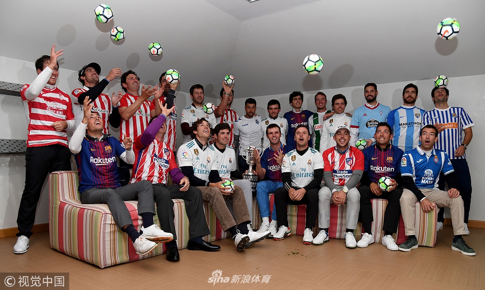 拉姆在短杆练习区凝神推击，表情专注，果岭起伏的线条与他沉静的姿态形成鲜明对比。