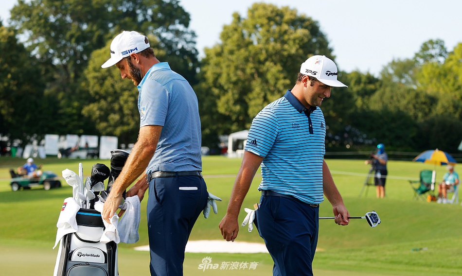 琼·拉姆在果岭边审慎观察线路,这位西班牙球星正延续火热手感,向赛季最高荣誉发起冲击。