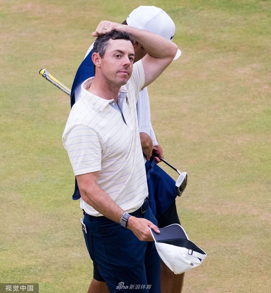 卡梅隆·史密斯深情亲吻古老的葡萄酒壶奖杯，金色胡须上洋溢着胜利的喜悦与如释重负