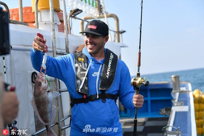 科普卡凝神注视海面，眉宇紧锁如同研判一道关键推杆的线路，专注等待着大海的馈赠