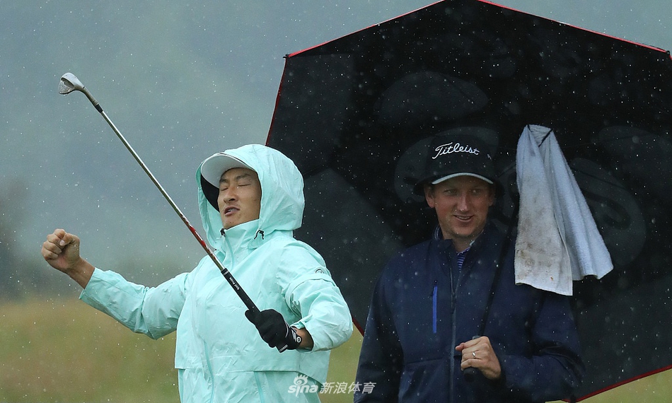 雨中，李昊桐推杆进洞后握拳庆祝，雨水打湿了他的衣服，却无法浇灭他眼中获胜的火焰。