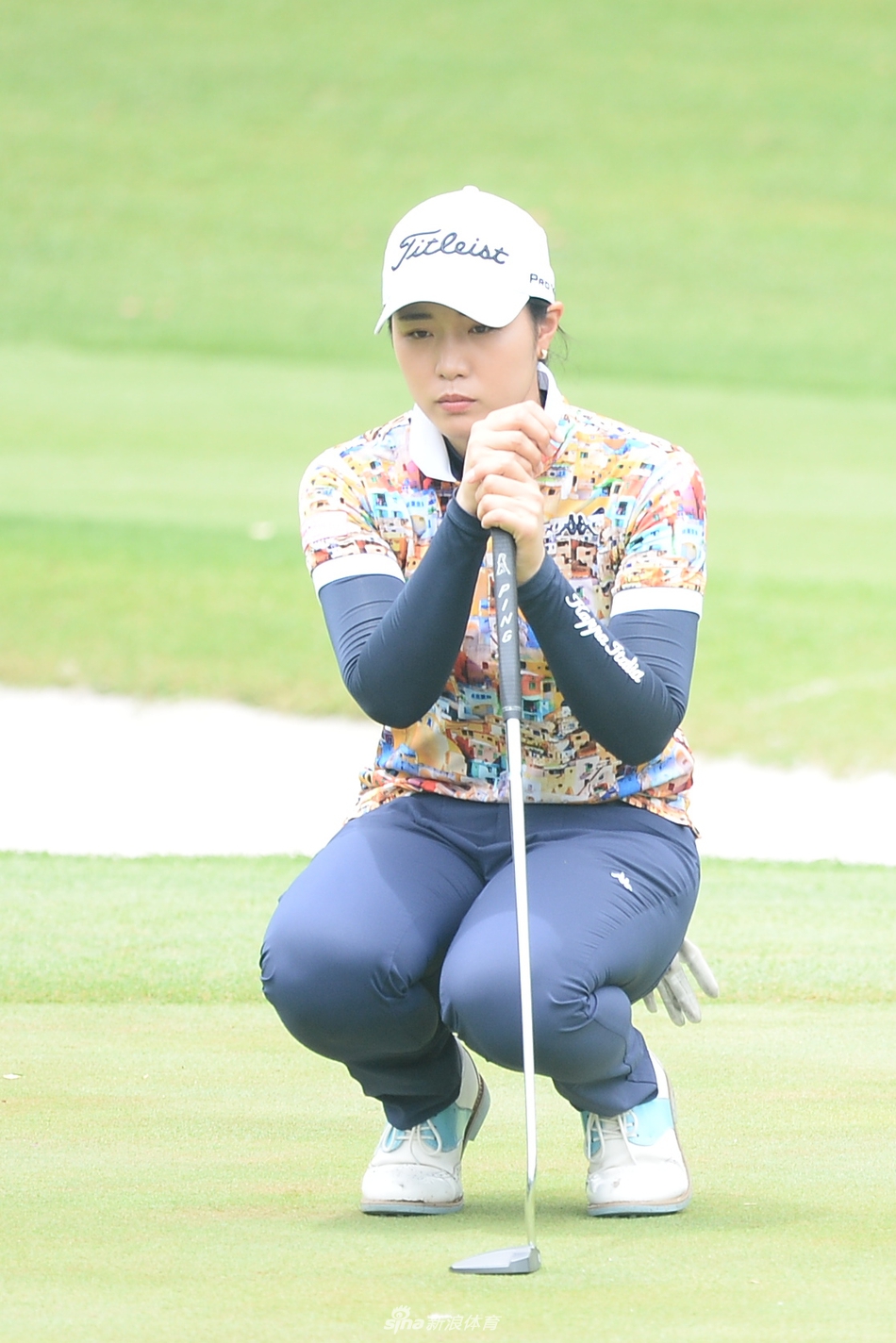 冈村优侧身专注地观察球线，眼神锐利地计算着推击的路线与力度