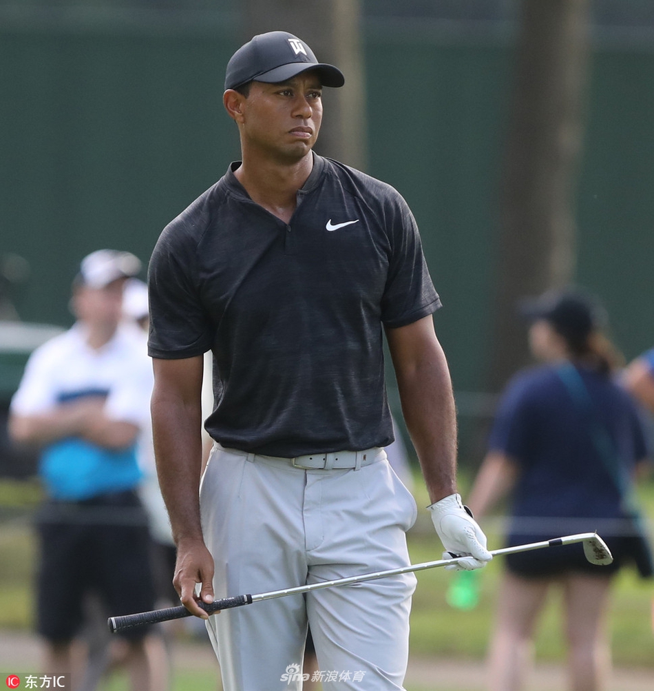 老虎伍兹在赛后接受简短采访,表情平静却难掩疲惫,手中握着方才在比赛中使用的推杆。