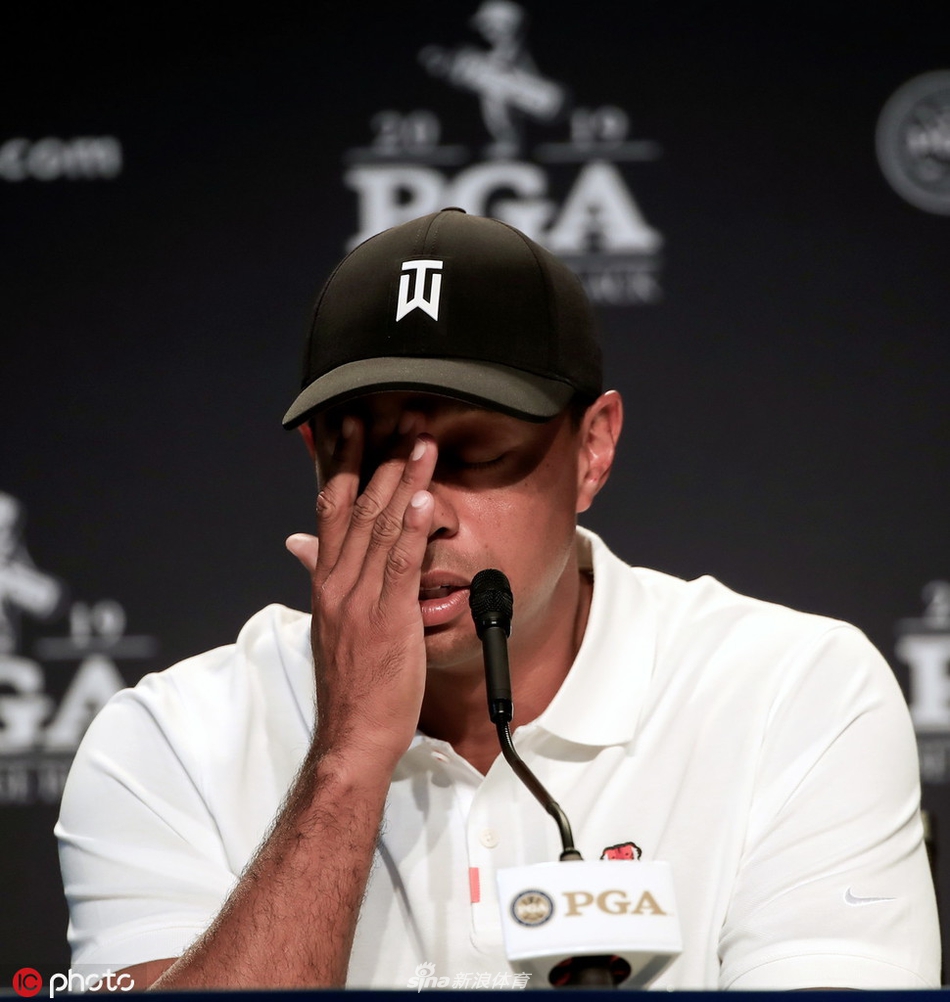 发布会后三位球星并肩站立短暂交流,瞬间定格了高尔夫历史的交融