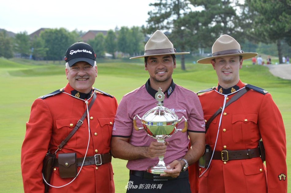 绿茵球道上,球手与球童凝神商讨策略,展现团队合作的重要性