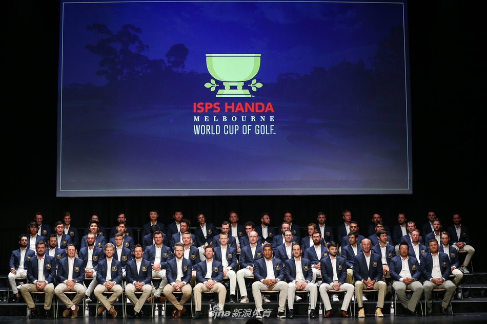 李昊桐在比赛中专注推杆，神情冷静，力求把握住每一个得分机会。